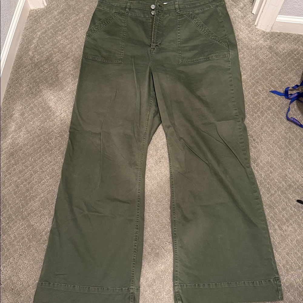 FRAME
Frame Double Waistband Wide Leg
Jeans in Washed Surplus - Picture 6 of 12